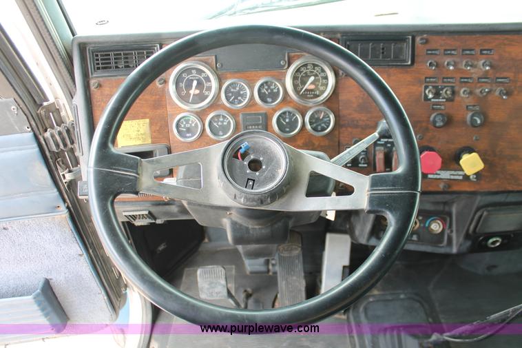 image for item H5683 2000 Peterbilt 379 semi truck