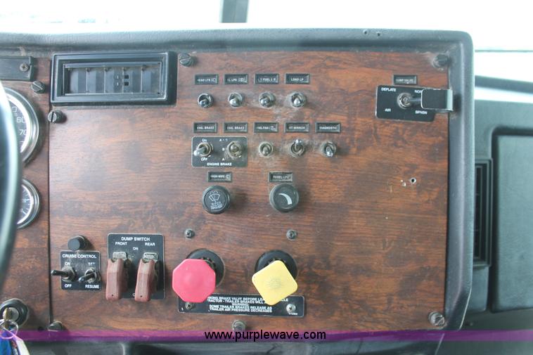 image for item H5683 2000 Peterbilt 379 semi truck