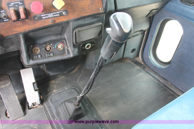 image for item H5683 2000 Peterbilt 379 semi truck