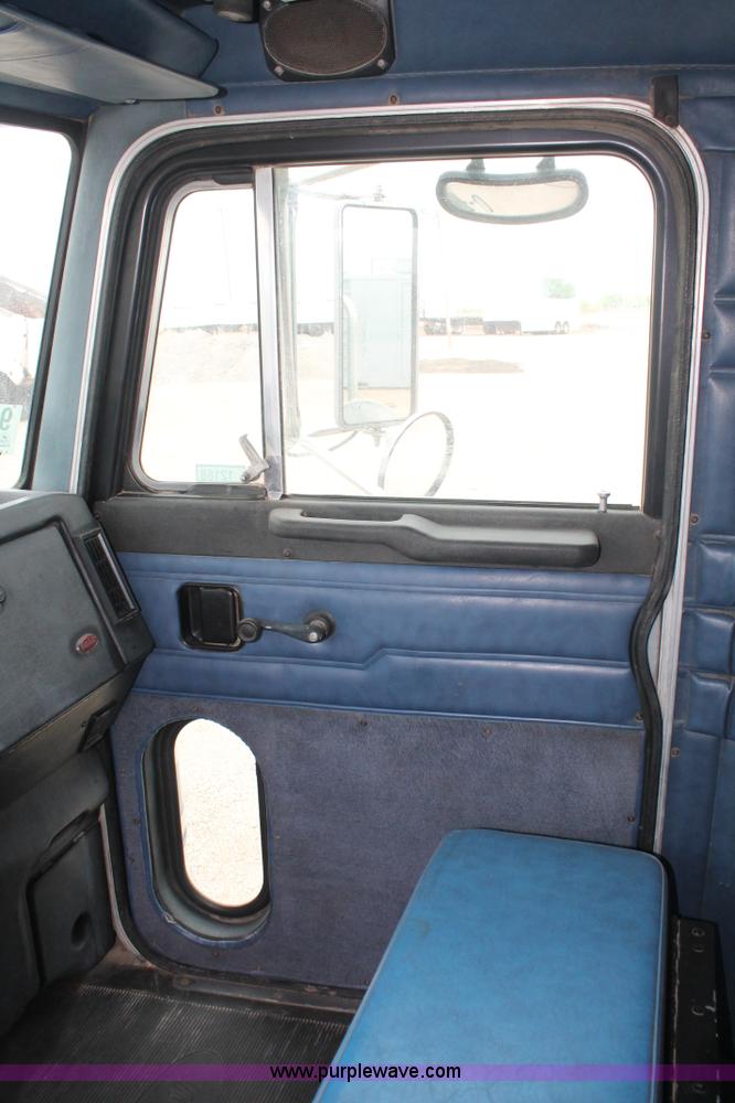 image for item H5683 2000 Peterbilt 379 semi truck