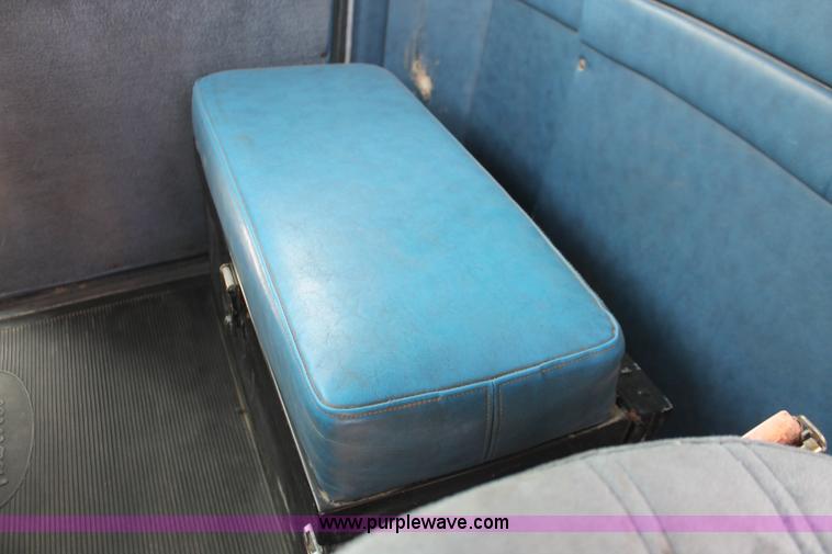 image for item H5683 2000 Peterbilt 379 semi truck