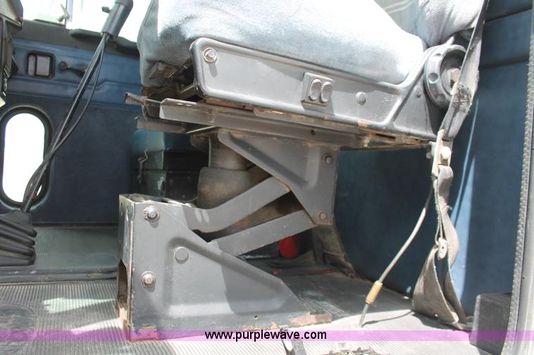 image for item H5683 2000 Peterbilt 379 semi truck