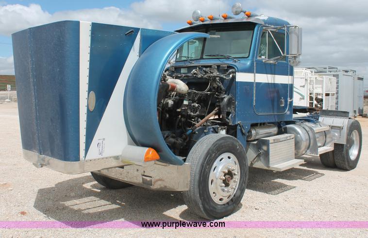 image for item H5683 2000 Peterbilt 379 semi truck