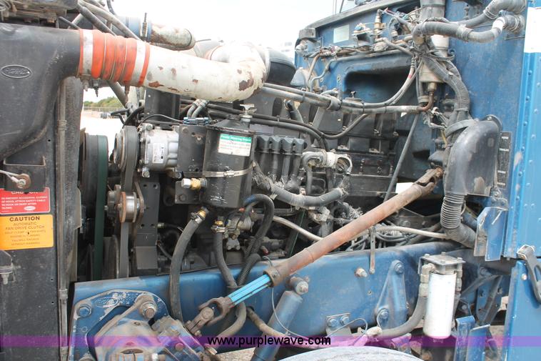 image for item H5683 2000 Peterbilt 379 semi truck