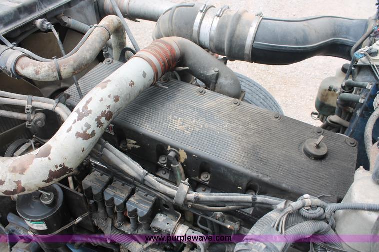 image for item H5683 2000 Peterbilt 379 semi truck