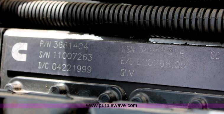 image for item H5683 2000 Peterbilt 379 semi truck