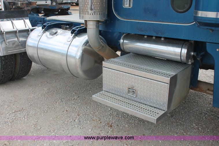 image for item H5683 2000 Peterbilt 379 semi truck