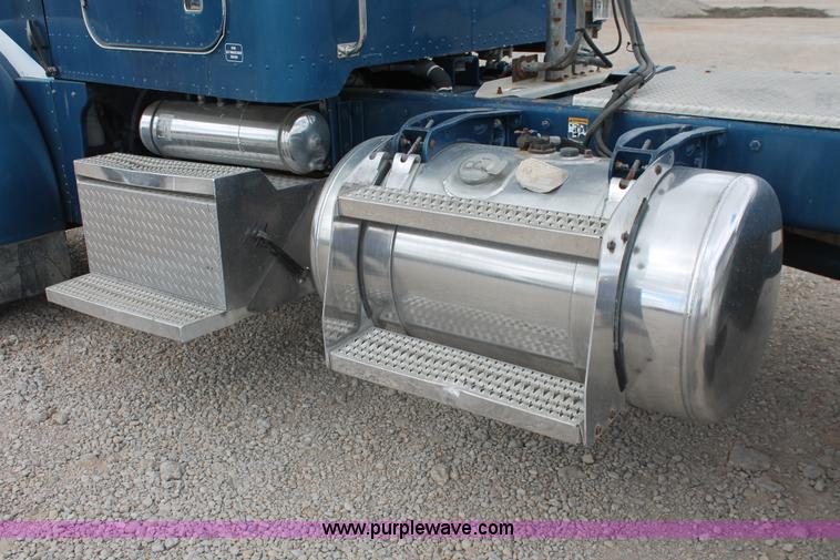 image for item H5683 2000 Peterbilt 379 semi truck