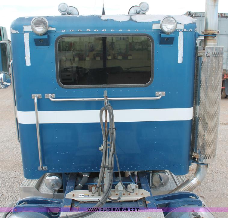 image for item H5683 2000 Peterbilt 379 semi truck