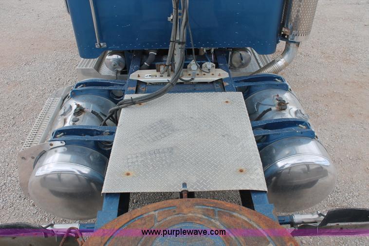 image for item H5683 2000 Peterbilt 379 semi truck