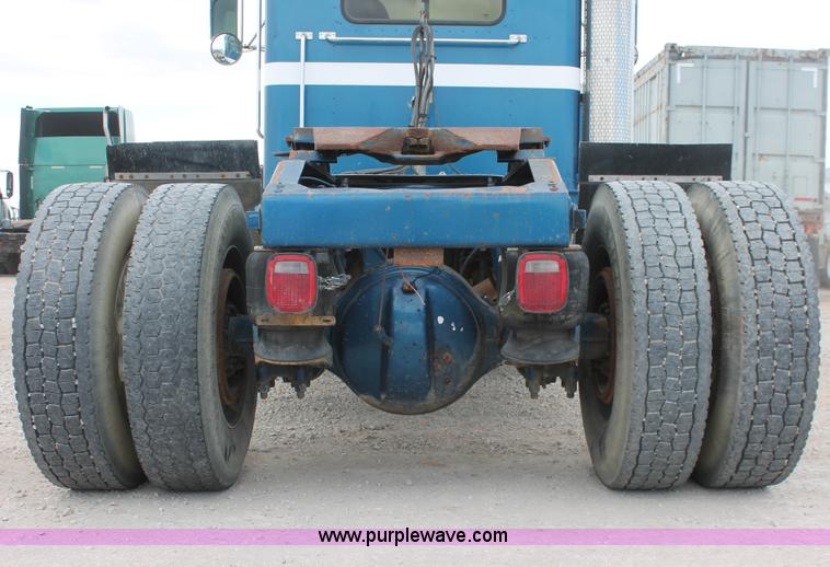 image for item H5683 2000 Peterbilt 379 semi truck