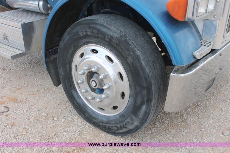 image for item H5683 2000 Peterbilt 379 semi truck