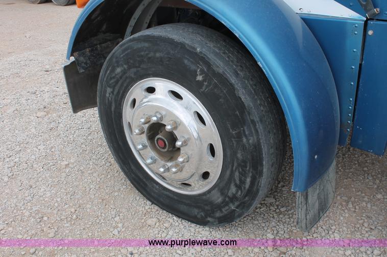 image for item H5683 2000 Peterbilt 379 semi truck