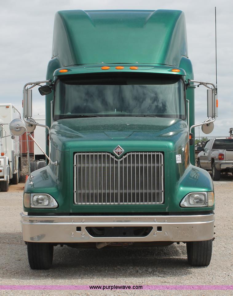 image for item H5684 2005 International 9400i semi truck