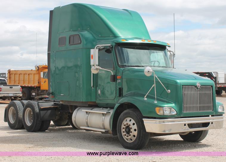 image for item H5684 2005 International 9400i semi truck