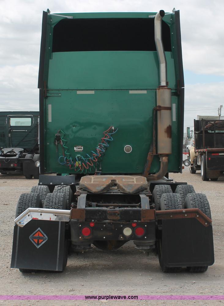 image for item H5684 2005 International 9400i semi truck