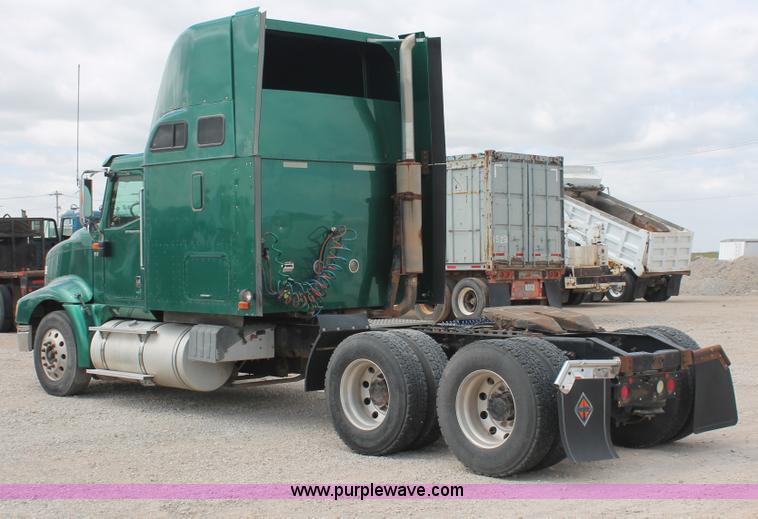 image for item H5684 2005 International 9400i semi truck
