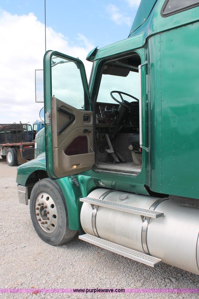 image for item H5684 2005 International 9400i semi truck