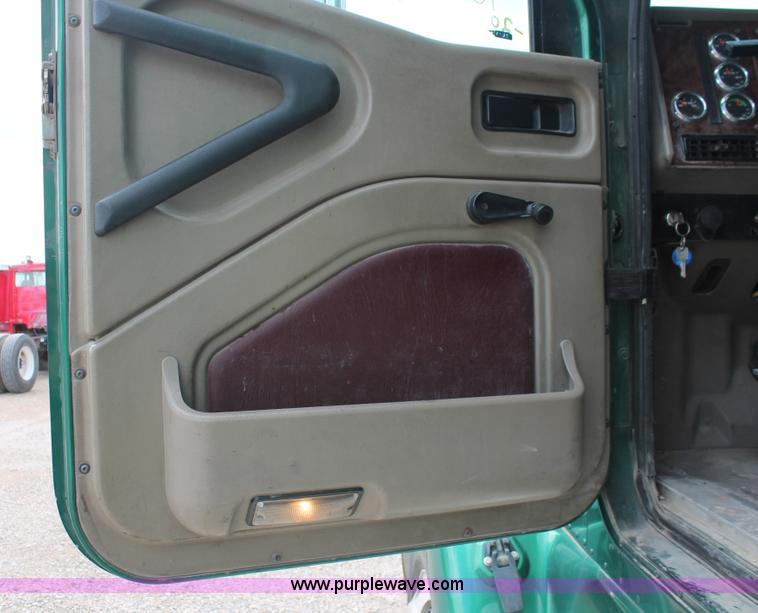 image for item H5684 2005 International 9400i semi truck