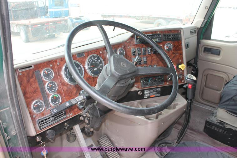 image for item H5684 2005 International 9400i semi truck