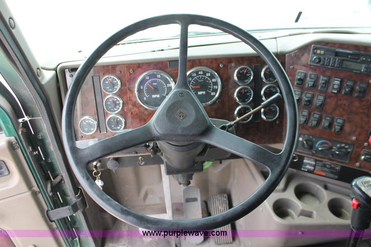 image for item H5684 2005 International 9400i semi truck