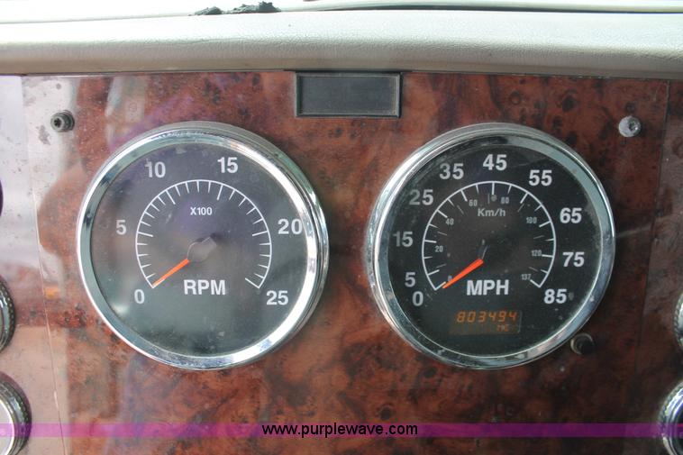 image for item H5684 2005 International 9400i semi truck