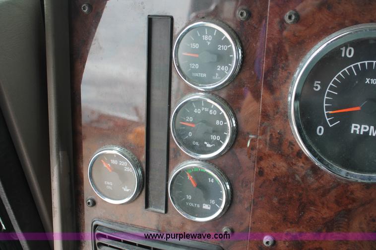 image for item H5684 2005 International 9400i semi truck