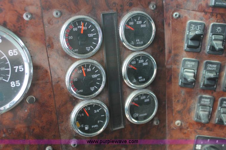 image for item H5684 2005 International 9400i semi truck