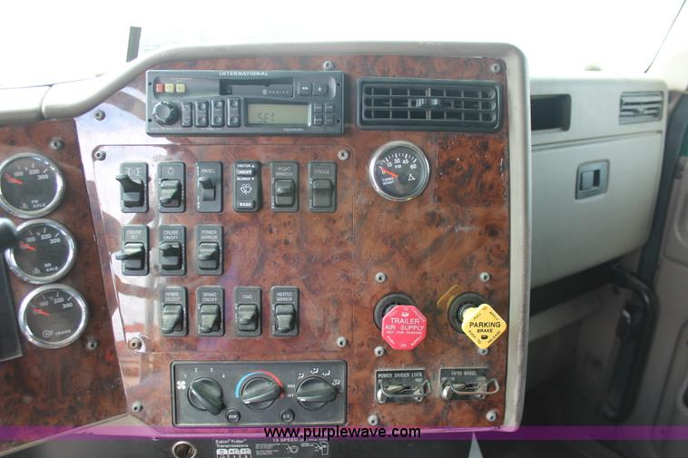 image for item H5684 2005 International 9400i semi truck