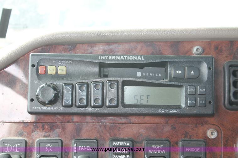 image for item H5684 2005 International 9400i semi truck