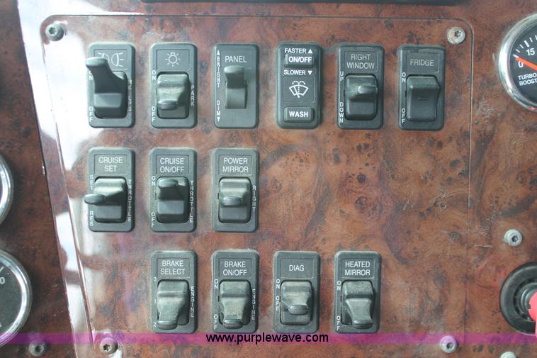 image for item H5684 2005 International 9400i semi truck