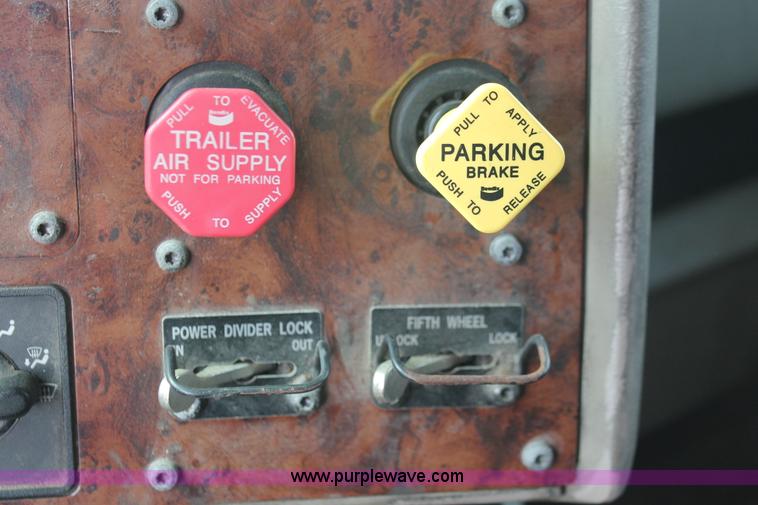 image for item H5684 2005 International 9400i semi truck