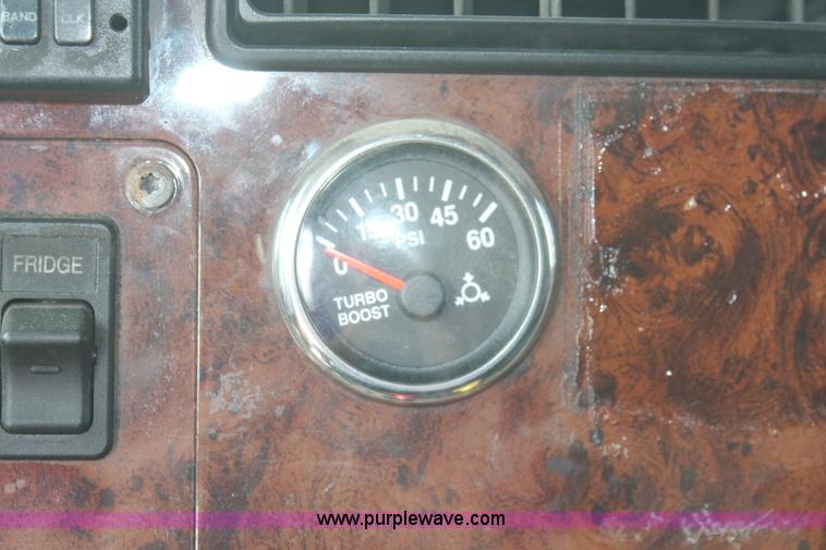 image for item H5684 2005 International 9400i semi truck