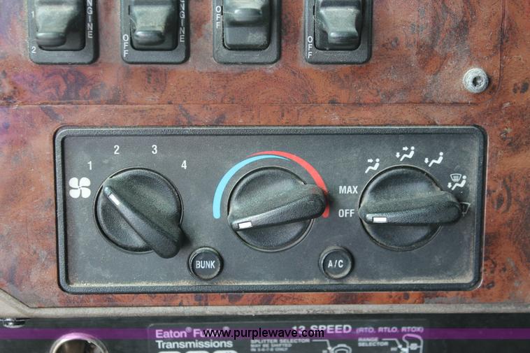 image for item H5684 2005 International 9400i semi truck