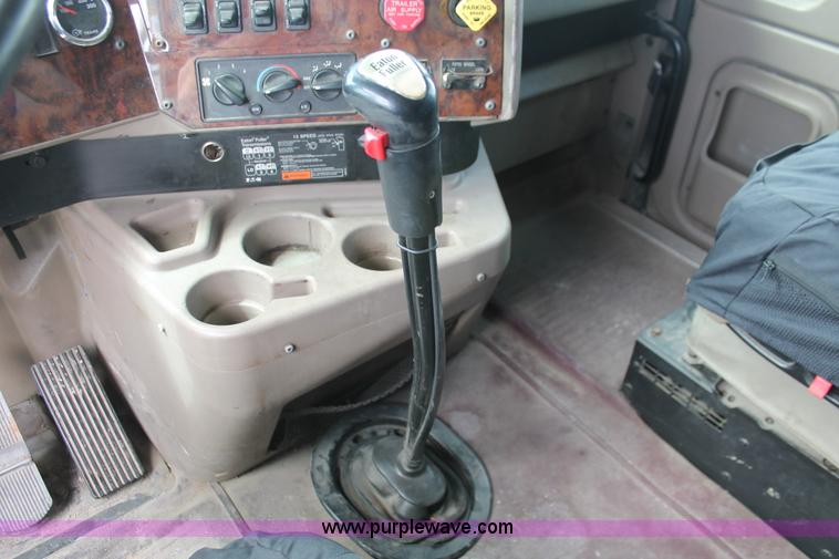 image for item H5684 2005 International 9400i semi truck