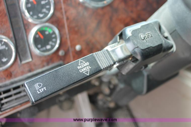 image for item H5684 2005 International 9400i semi truck