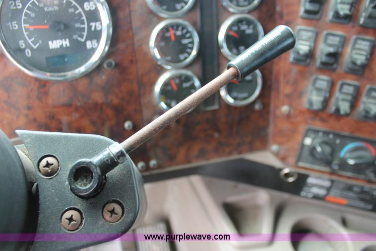 image for item H5684 2005 International 9400i semi truck