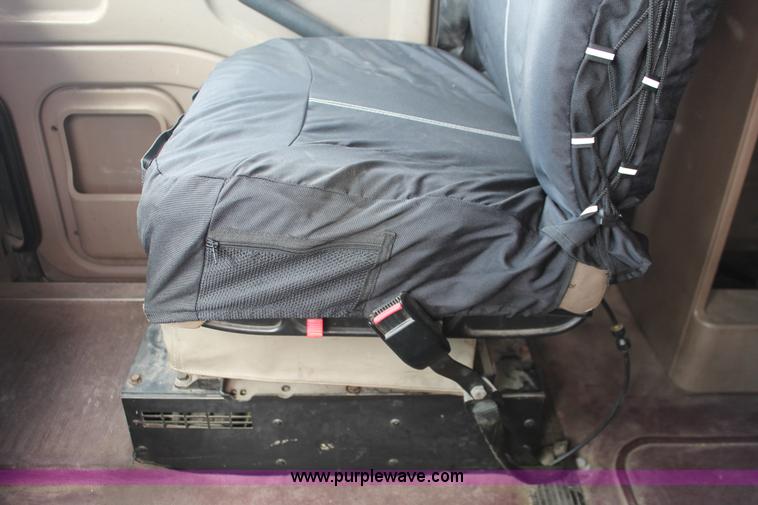 image for item H5684 2005 International 9400i semi truck