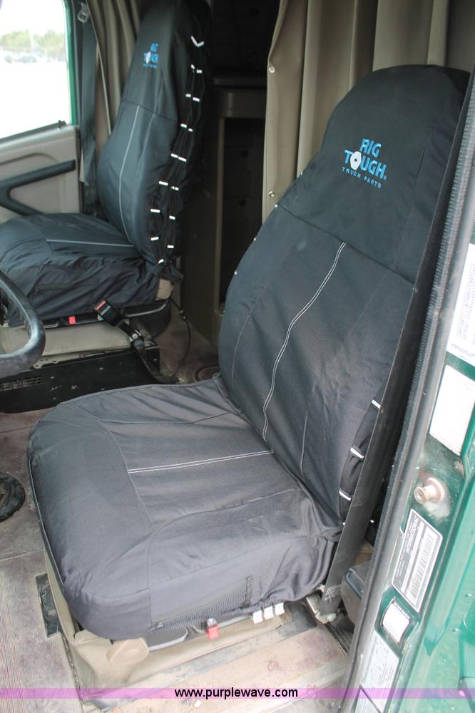 image for item H5684 2005 International 9400i semi truck