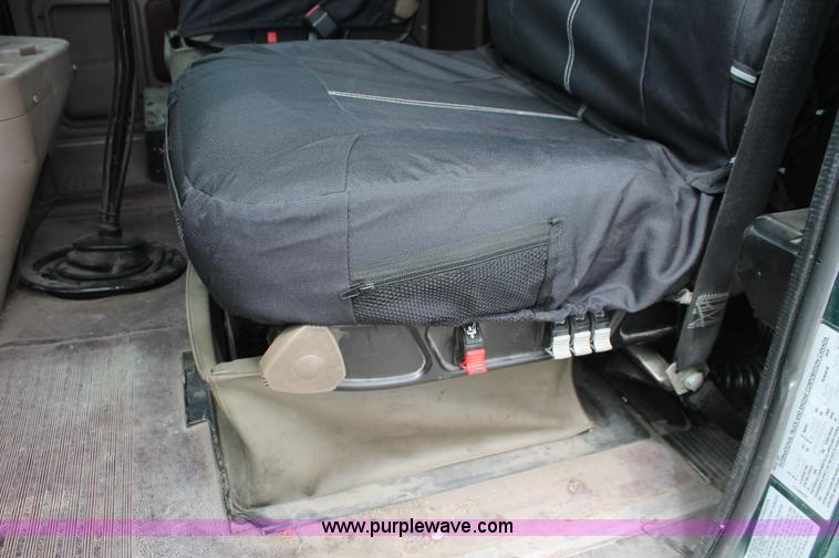 image for item H5684 2005 International 9400i semi truck