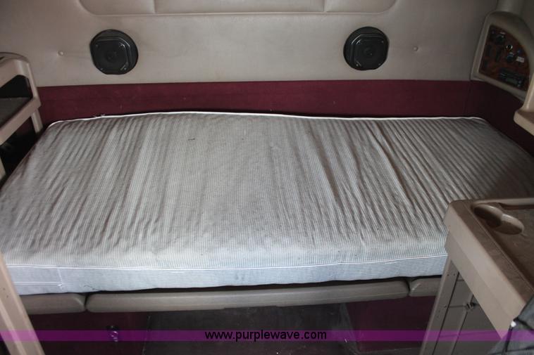 image for item H5684 2005 International 9400i semi truck