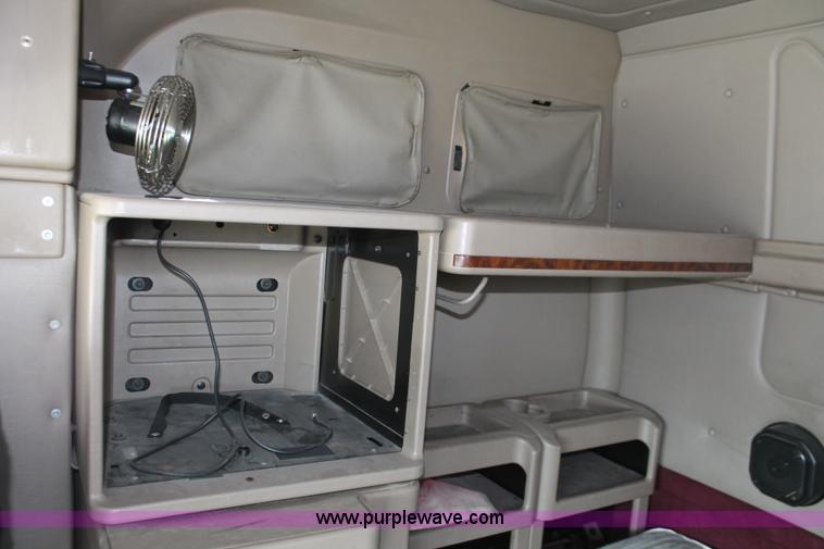 image for item H5684 2005 International 9400i semi truck