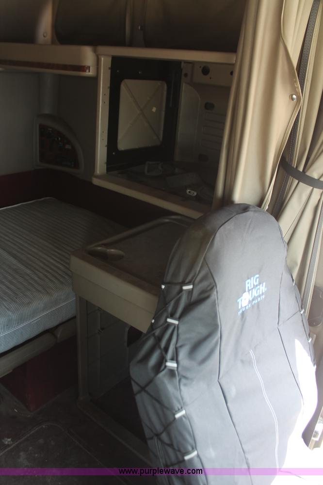 image for item H5684 2005 International 9400i semi truck