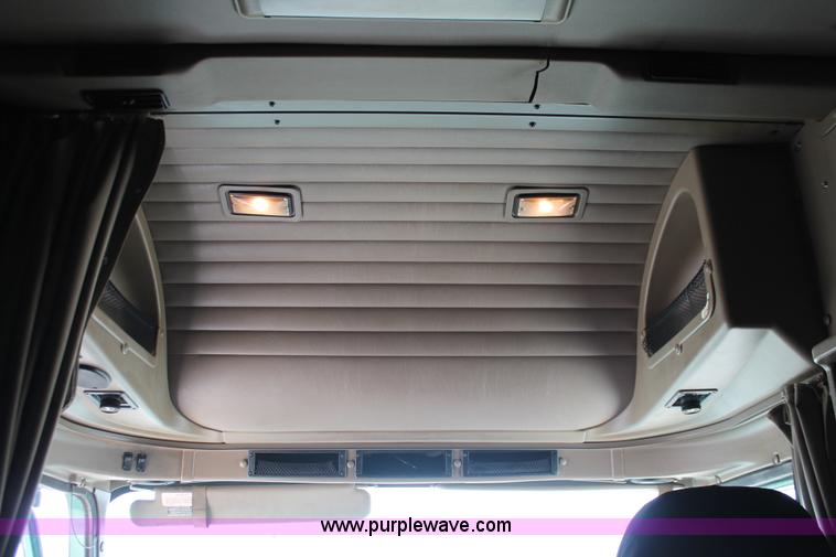 image for item H5684 2005 International 9400i semi truck