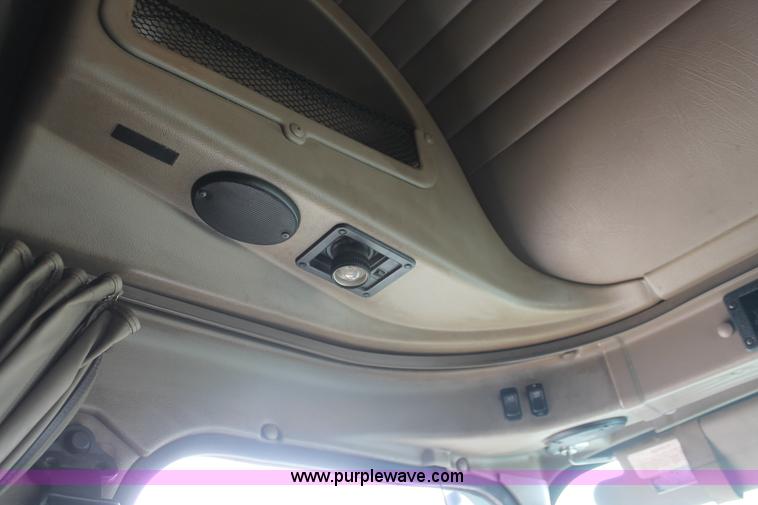 image for item H5684 2005 International 9400i semi truck