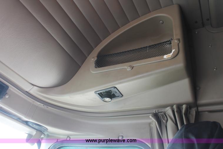 image for item H5684 2005 International 9400i semi truck