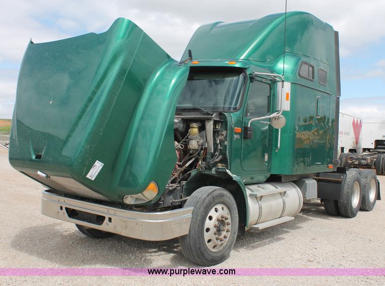 image for item H5684 2005 International 9400i semi truck