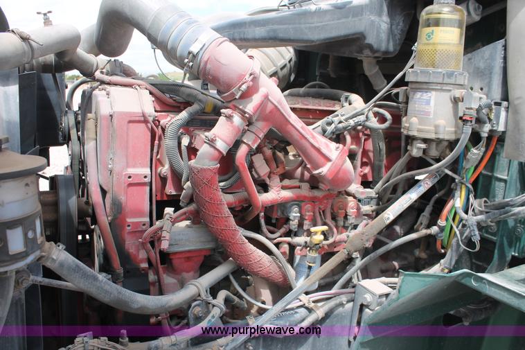 image for item H5684 2005 International 9400i semi truck