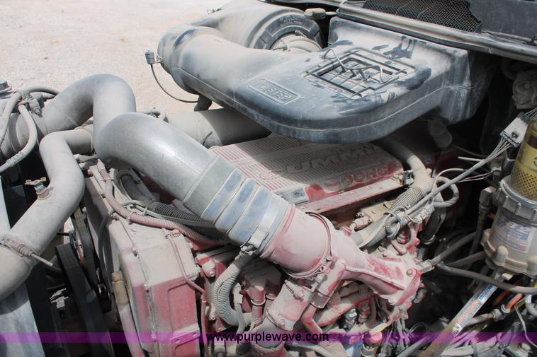 image for item H5684 2005 International 9400i semi truck