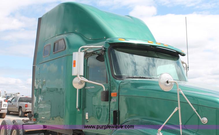 image for item H5684 2005 International 9400i semi truck